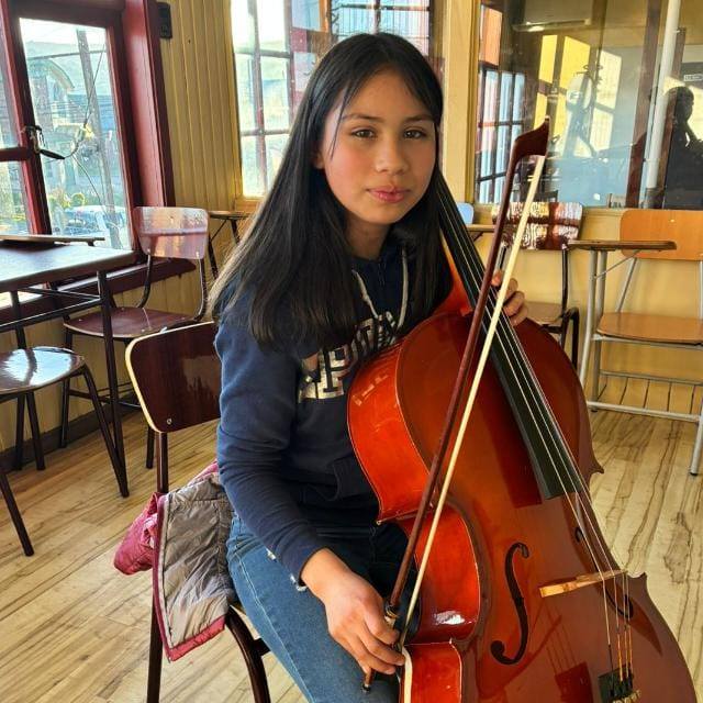 Destacada alumna que toca Cello