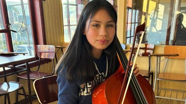 Destacada alumna que toca Cello