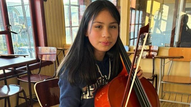Destacada alumna que toca Cello